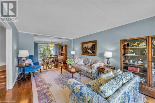 20 Cedar Street, Waterdown, ON - Indoor Photo Showing Living Room