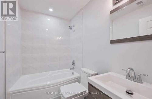 101 - 414 Dundas Street E, Toronto, ON - Indoor Photo Showing Bathroom