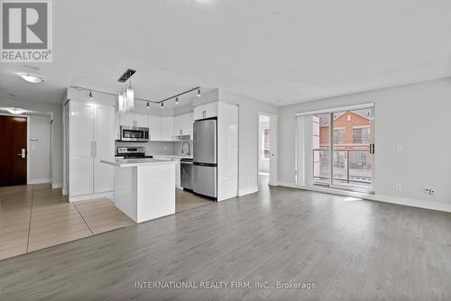 205 - 39 Galleria Parkway N, Markham (Commerce Valley), ON - Indoor Photo Showing Kitchen