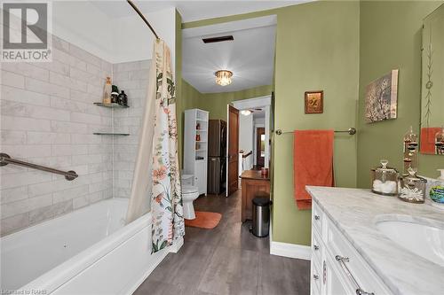 195 Talbot Street S, Simcoe, ON - Indoor Photo Showing Bathroom