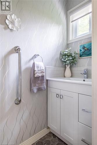 35 Terrace Drive, Dundas, ON - Indoor Photo Showing Bathroom