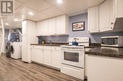 35 Terrace Drive, Dundas, ON - Indoor Photo Showing Kitchen