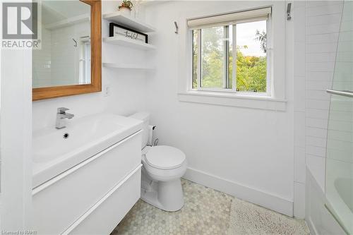 108 Main Street S, Waterdown, ON - Indoor Photo Showing Bathroom