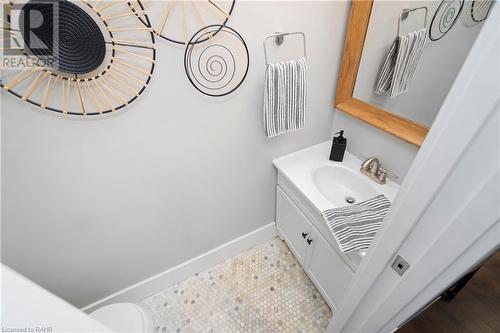 108 Main Street S, Waterdown, ON - Indoor Photo Showing Bathroom