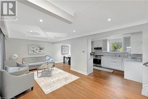 3 Forest Road, Grimsby, ON - Indoor Photo Showing Living Room