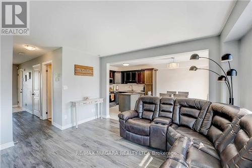 8714 Upper Canada Drive, Niagara Falls, ON - Indoor Photo Showing Living Room