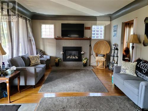 2206 Parkwood Avenue, Windsor, ON - Indoor Photo Showing Living Room With Fireplace