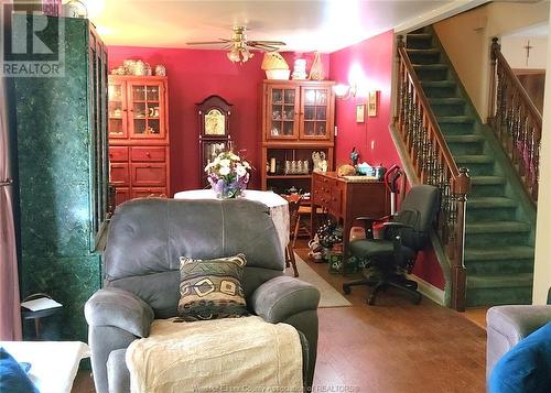 2206 Parkwood Avenue, Windsor, ON - Indoor Photo Showing Living Room