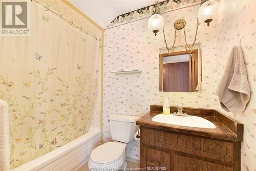 2206 Parkwood Avenue, Windsor, ON - Indoor Photo Showing Bathroom