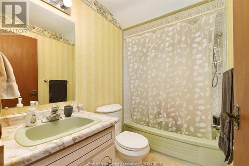 2206 Parkwood Avenue, Windsor, ON - Indoor Photo Showing Bathroom