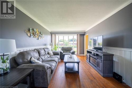 19 Fassett Avenue, Hamilton, ON - Indoor Photo Showing Living Room