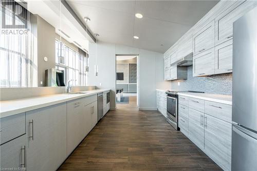 2087 Fairview Street Unit# 504, Burlington, ON - Indoor Photo Showing Kitchen With Upgraded Kitchen