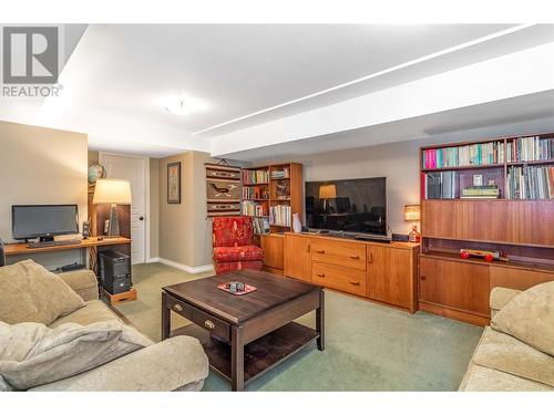 3531 Gates Road, West Kelowna, BC - Indoor Photo Showing Living Room