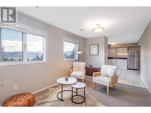 3531 Gates Road, West Kelowna, BC - Indoor Photo Showing Living Room