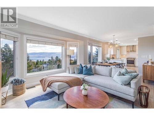 3531 Gates Road, West Kelowna, BC - Indoor Photo Showing Living Room