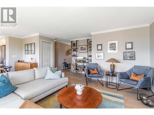 3531 Gates Road, West Kelowna, BC - Indoor Photo Showing Living Room