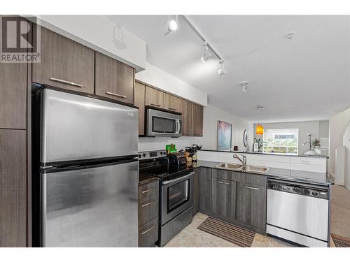 1831 Ambrosi Road Unit# 7 Lot# 17, Kelowna, BC - Indoor Photo Showing Kitchen With Double Sink With Upgraded Kitchen