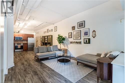 66 Bay Street S Unit# 118, Hamilton, ON - Indoor Photo Showing Living Room