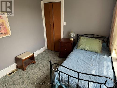 14 James Street, Strathroy-Caradoc (Nw), ON - Indoor Photo Showing Bedroom