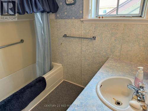 14 James Street, Strathroy-Caradoc (Nw), ON - Indoor Photo Showing Bathroom