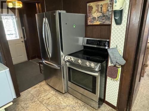 14 James Street, Strathroy-Caradoc (Nw), ON - Indoor Photo Showing Kitchen