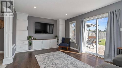 18 Leesboro Trail, Thames Centre (Thorndale), ON - Indoor Photo Showing Living Room