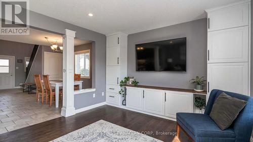 18 Leesboro Trail, Thames Centre (Thorndale), ON - Indoor Photo Showing Living Room