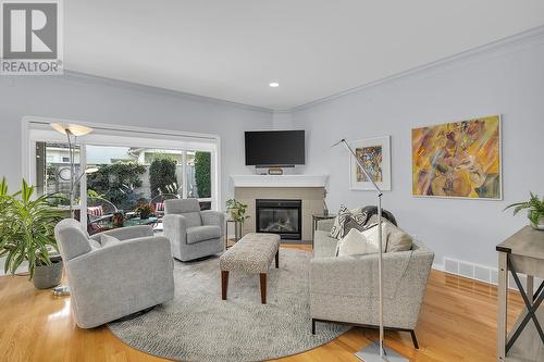 665 Cook Road Unit# 343, Kelowna, BC - Indoor Photo Showing Living Room With Fireplace