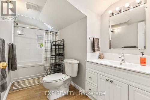 B - 11532 Longwoods Road, Middlesex Centre (Delaware Town), ON - Indoor Photo Showing Bathroom