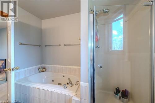 1930 West River Road, Cambridge, ON - Indoor Photo Showing Bathroom