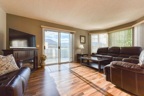 13-3096 South Main Street, Penticton, BC - Indoor Photo Showing Living Room