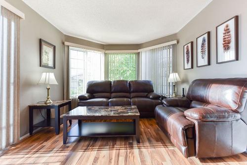 13-3096 South Main Street, Penticton, BC - Indoor Photo Showing Living Room