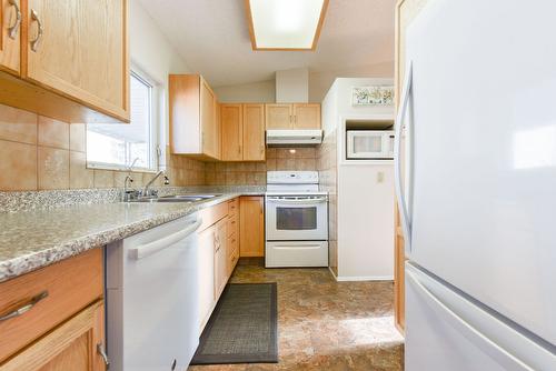 13-3096 South Main Street, Penticton, BC - Indoor Photo Showing Kitchen With Double Sink