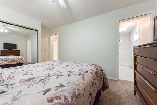 13-3096 South Main Street, Penticton, BC - Indoor Photo Showing Bedroom