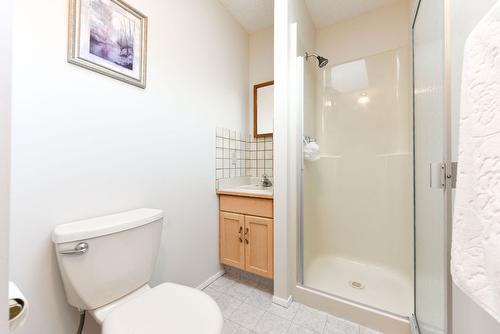 13-3096 South Main Street, Penticton, BC - Indoor Photo Showing Bathroom