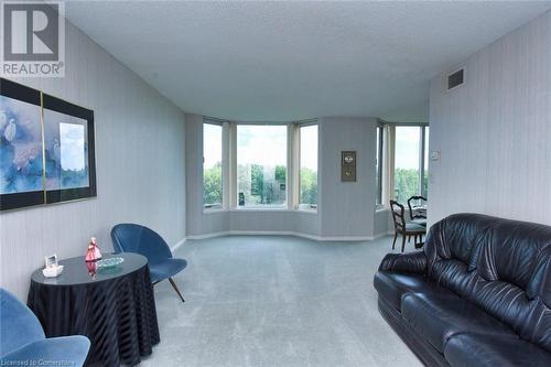 180 Limeridge Road W Unit# 602, Hamilton, ON - Indoor Photo Showing Living Room