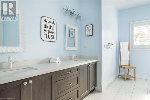 175 Oakhill Place, Hamilton, ON - Indoor Photo Showing Bathroom