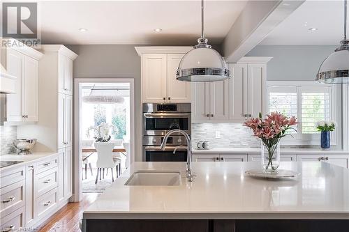 175 Oakhill Place, Hamilton, ON - Indoor Photo Showing Kitchen With Upgraded Kitchen