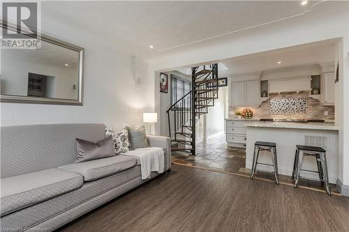 1041 Plains View Avenue, Burlington, ON - Indoor Photo Showing Living Room