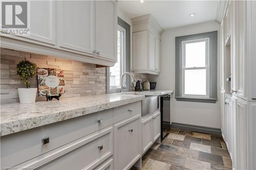 1041 Plains View Avenue, Burlington, ON - Indoor Photo Showing Kitchen