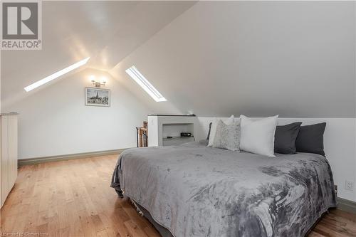 1041 Plains View Avenue, Burlington, ON - Indoor Photo Showing Bedroom