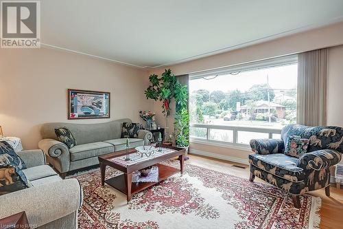 290 Upper Paradise Road, Hamilton, ON - Indoor Photo Showing Living Room