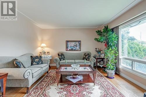 290 Upper Paradise Road, Hamilton, ON - Indoor Photo Showing Living Room