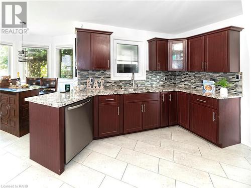 592 Rendezvous Court, Windsor, ON - Indoor Photo Showing Kitchen With Double Sink