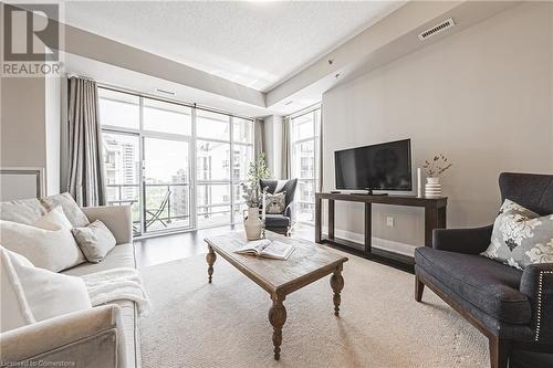 90 Charlton Avenue W Unit# 802, Hamilton, ON - Indoor Photo Showing Living Room