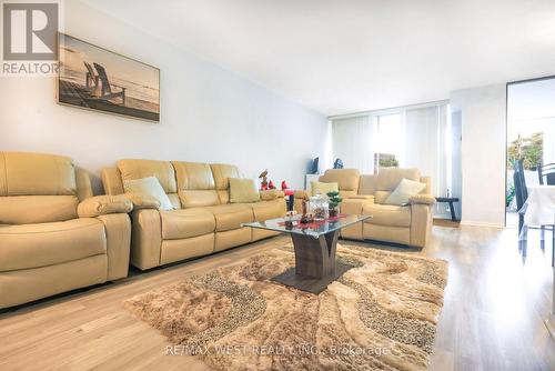 212 - 75 Emmett Avenue, Toronto, ON - Indoor Photo Showing Living Room