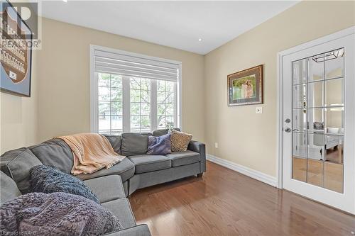 32 Mccollum Road, Stoney Creek, ON - Indoor Photo Showing Living Room