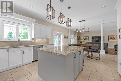 32 Mccollum Road, Stoney Creek, ON - Indoor Photo Showing Kitchen With Upgraded Kitchen