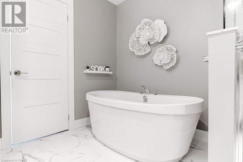 8 Pierre Trudeau Lane, Grimsby, ON - Indoor Photo Showing Bathroom