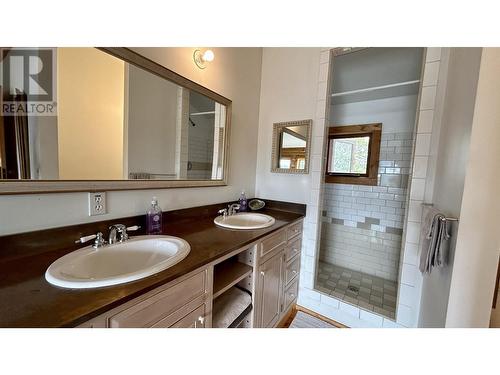 4802 Hamilton Road, Lac La Hache, BC - Indoor Photo Showing Bathroom